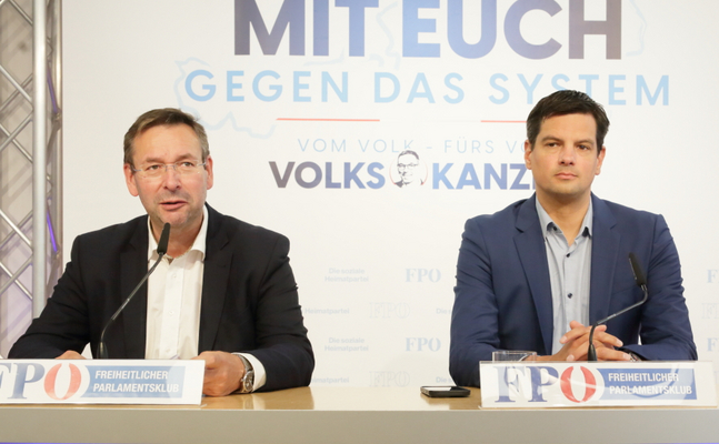 FPÖ-Bildungssprecher Hermann Brückl (l.) und -Sicherheitssprecher Hannes Amesbauer bei ihrer Pressekonferenz in Wien.