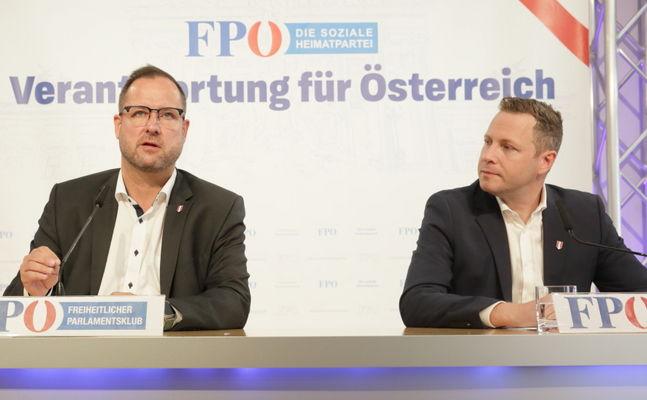 Die beiden FPÖ-Generalsekretäre Christian Hafenecker (l.) und Michael Schnedlitz bei ihrem Pressegespräch.