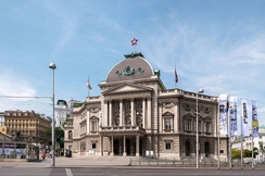 Unter dem linken Intendanten Michael Schottenberg war das Volkstheater 2005 mit einem roten Stern verschandelt worden, der mittlerweile entfernt wurde. Die linken Umtriebe am Theater blieben.