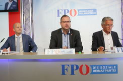 Rechtsanwalt Michael Schilchegger, FPÖ-Generalsekretär Christian Hafenecker und ORF-Stiftungsrat Peter Westenthaler (v.l.).