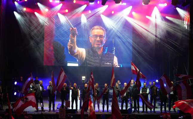 Herbert Kickl und die Spitzen der FPÖ bei der Wahlkampf-Abschlussfeier am Stephansplatz am Freitag - die Anstrengungen der letzten Monate haben sich gelohnt.