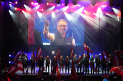 Herbert Kickl und die Spitzen der FPÖ bei der Wahlkampf-Abschlussfeier am Stephansplatz am Freitag - die Anstrengungen der letzten Monate haben sich gelohnt.