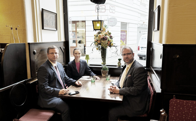 Ungarns Kanzleramtsminister Gergely Gulyás beim Treffen mit FPÖ-Außenpolitiksprecherin Susanne Fürst und -Generalsekretär Christian Hafenecker.