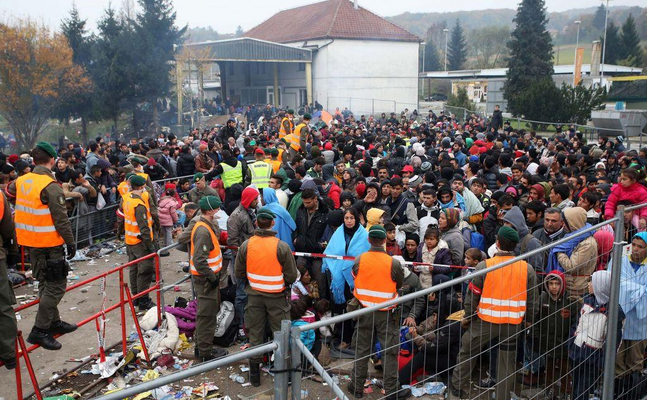 Als Migranten aus aller Herren Länder 2015/16 ungehindert unsere Grenzen stürmten, mussten Polizei und Bundesheer auch noch Empfangskomitee spielen - und tun dies bis heute. 