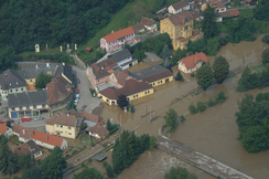 Hochwasser im Ortszentrum von Gars am Kamp (Waldviertel) im Sommer 2002 - wie sich die Bilder gleichen.