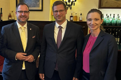 FPÖ-Generalsekretär Christian Hafenecker (l.) und -Außenpolitiksprecherin Susanne Fürst trafen erst kürzlich mit dem ungarischen Kanzleramtsminister Gergely Gulyás in Wien.