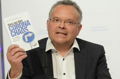 FPÖ-EU-Madatar Gerald Hauser mit seinem Buch "Raus aus dem Corona-Chaos."