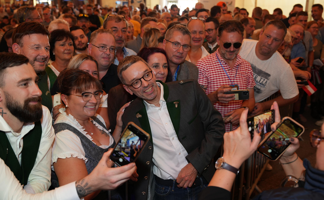 So kennen ihn die Österreicher: Herbert Kickl beim Oktoberfest in Hartberg inmitten fröhlicher Menschen. 