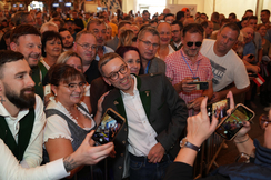 So kennen ihn die Österreicher: Herbert Kickl beim Oktoberfest in Hartberg inmitten fröhlicher Menschen. 