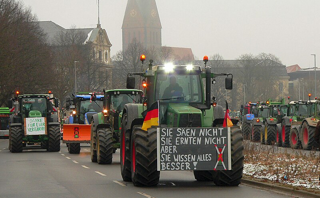 Erst im letzten Winter sorgten tausende wütende Bauern mit ihren Traktoren für Aufregung und Verkehrschaos in Europa - hier im Jänner 2024 in Hannover.